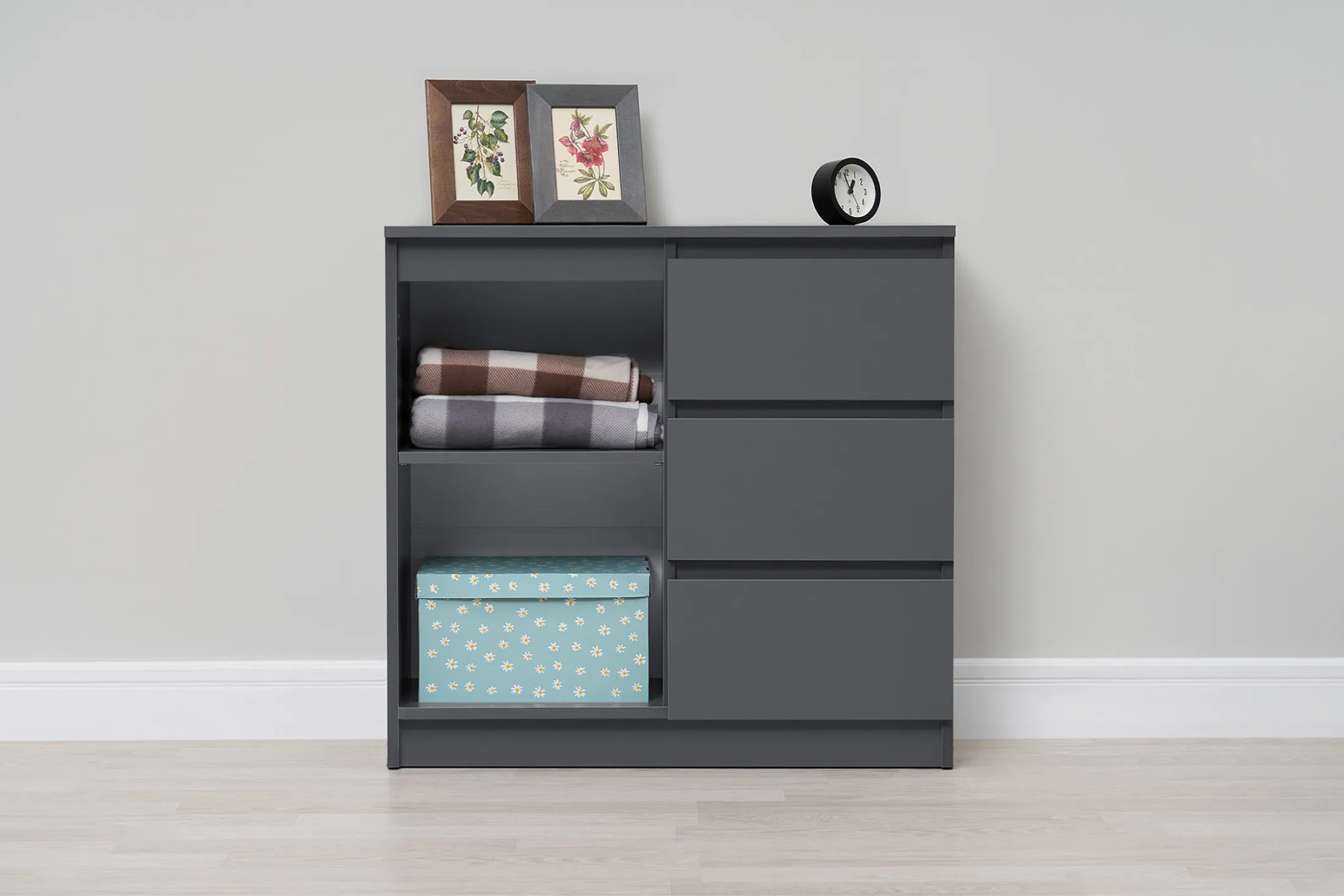 Комод «Челси» 800 (3 ящика 1 дверь) Графит/графит (ШхВхГ) 802х768х330 мм